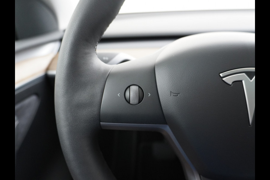 Tesla Model Y Long Range AWD 75kWh Trekhaak Warmtepomp Navi Ecc Leder Camera Privacy Glas Matrix-Led Keyless Stoel+stuurverwarming 1.600 kg Trekgewicht 1e Eigenaar Garantie Batterij en aandrijflijn jaar/192.000km vanaf nieuw