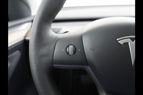 Tesla Model Y Long Range AWD 75kWh Trekhaak Warmtepomp Navi Ecc Leder Camera Privacy Glas Matrix-Led Keyless Stoel+stuurverwarming 1.600 kg Trekgewicht 1e Eigenaar Garantie Batterij en aandrijflijn jaar/192.000km vanaf nieuw