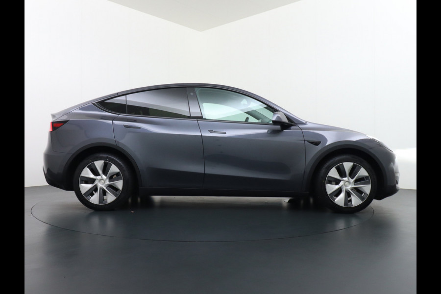 Tesla Model Y Long Range AWD 75kWh Trekhaak Warmtepomp Navi Ecc Leder Camera Privacy Glas Matrix-Led Keyless Stoel+stuurverwarming 1.600 kg Trekgewicht 1e Eigenaar Garantie Batterij en aandrijflijn jaar/192.000km vanaf nieuw