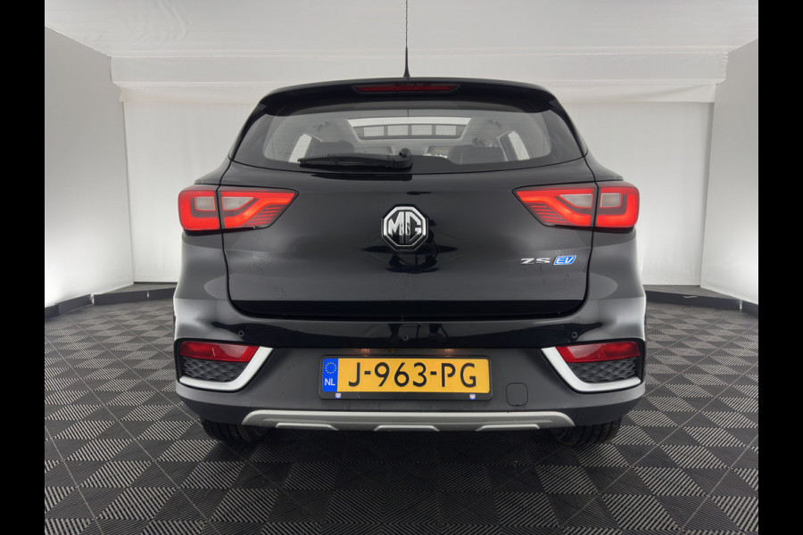 MG ZS EV Luxury 45 kWh (INCL-BTW) Aut. *PANO | LUXURY-LEATHER | CCS-FASTLOADER | KEYLESS | NAVI-FULLMAP | ADAPTIVE-CRUISE | CAMERA | HEATED-SPORTSEATS | CARPLAY | BLINDSPOT | DAB | LANE-ASSIST | PRIVACY-GLASS | 17"