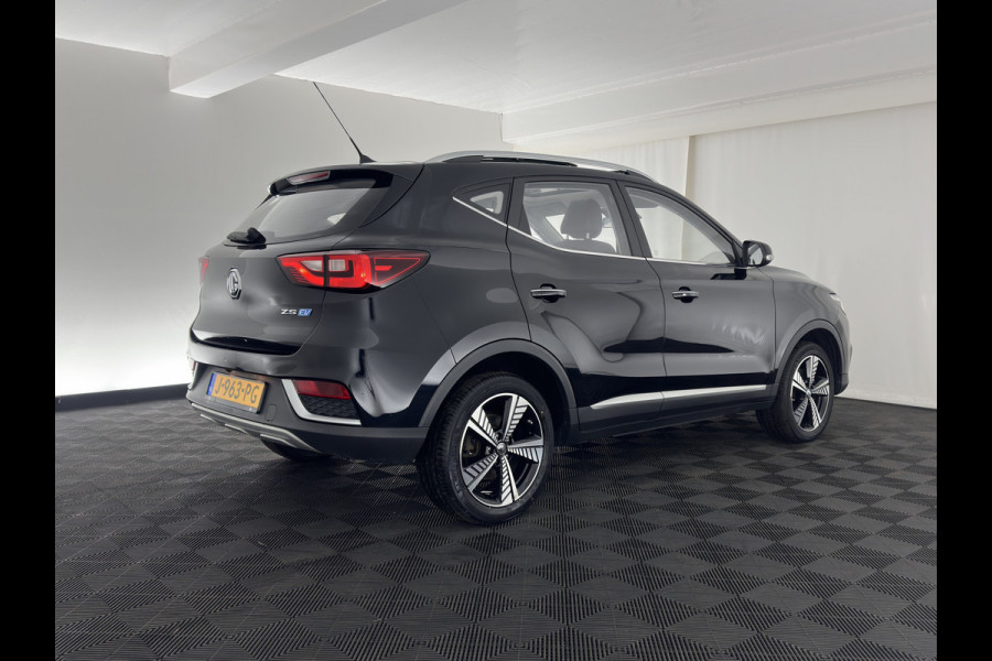 MG ZS EV Luxury 45 kWh (INCL-BTW) Aut. *PANO | LUXURY-LEATHER | CCS-FASTLOADER | KEYLESS | NAVI-FULLMAP | ADAPTIVE-CRUISE | CAMERA | HEATED-SPORTSEATS | CARPLAY | BLINDSPOT | DAB | LANE-ASSIST | PRIVACY-GLASS | 17"