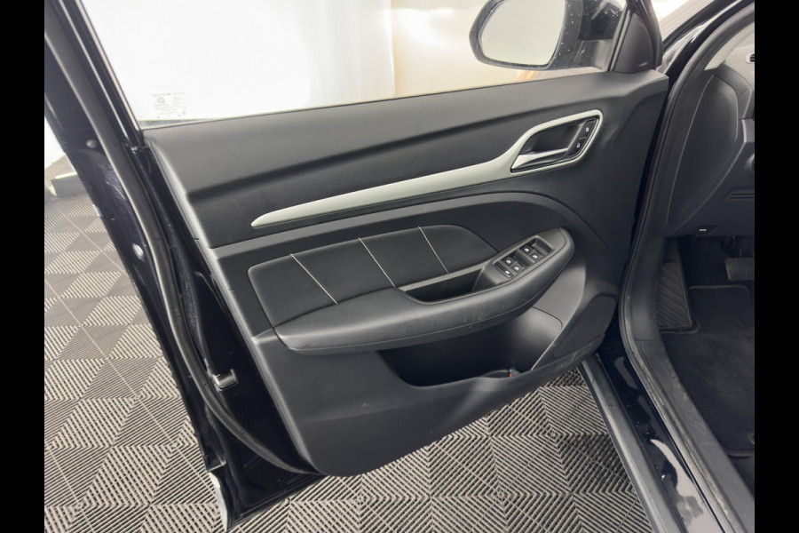 MG ZS EV Luxury 45 kWh (INCL-BTW) Aut. *PANO | LUXURY-LEATHER | CCS-FASTLOADER | KEYLESS | NAVI-FULLMAP | ADAPTIVE-CRUISE | CAMERA | HEATED-SPORTSEATS | CARPLAY | BLINDSPOT | DAB | LANE-ASSIST | PRIVACY-GLASS | 17"