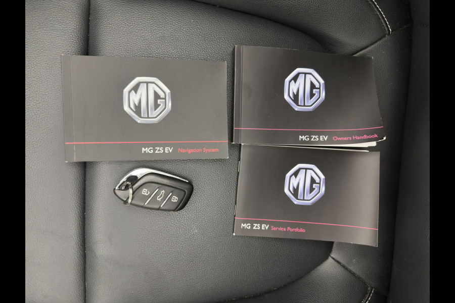 MG ZS EV Luxury 45 kWh (INCL-BTW) Aut. *PANO | LUXURY-LEATHER | CCS-FASTLOADER | KEYLESS | NAVI-FULLMAP | ADAPTIVE-CRUISE | CAMERA | HEATED-SPORTSEATS | CARPLAY | BLINDSPOT | DAB | LANE-ASSIST | PRIVACY-GLASS | 17"