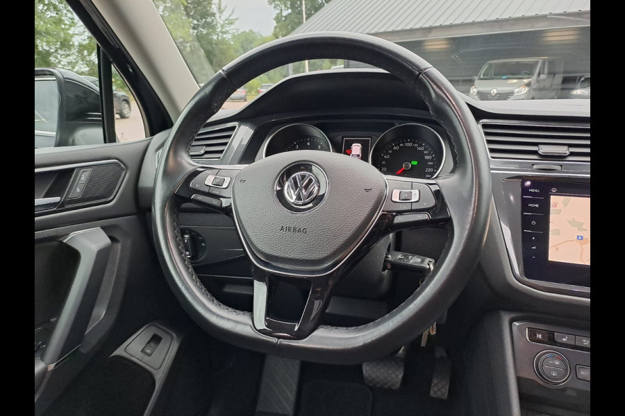Volkswagen Tiguan Allspace 1.4 TSI Comfortline Business 7p. | Pano | Trekhaak | Stoelverwarming | Navi | ACC | App-connect | Elek. achterklep | All-seasons |
