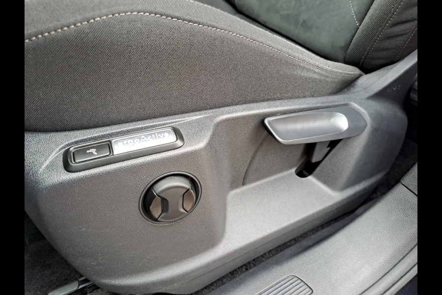 Volkswagen Tiguan Allspace 1.4 TSI Comfortline Business 7p. | Pano | Trekhaak | Stoelverwarming | Navi | ACC | App-connect | Elek. achterklep | All-seasons |