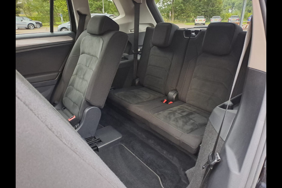 Volkswagen Tiguan Allspace 1.4 TSI Comfortline Business 7p. | Pano | Trekhaak | Stoelverwarming | Navi | ACC | App-connect | Elek. achterklep | All-seasons |