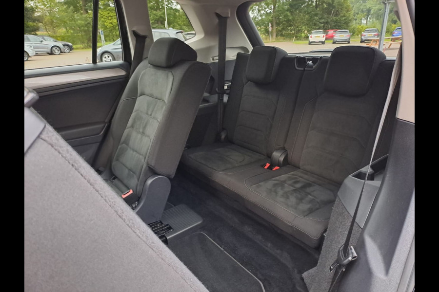 Volkswagen Tiguan Allspace 1.4 TSI Comfortline Business 7p. | Pano | Trekhaak | Stoelverwarming | Navi | ACC | App-connect | Elek. achterklep | All-seasons |