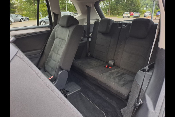 Volkswagen Tiguan Allspace 1.4 TSI Comfortline Business 7p. | Pano | Trekhaak | Stoelverwarming | Navi | ACC | App-connect | Elek. achterklep | All-seasons |