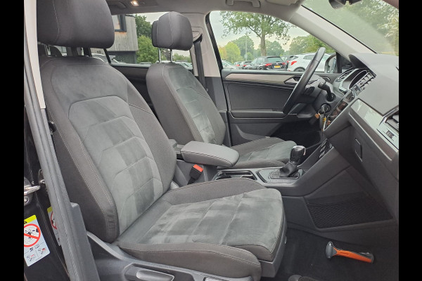 Volkswagen Tiguan Allspace 1.4 TSI Comfortline Business 7p. | Pano | Trekhaak | Stoelverwarming | Navi | ACC | App-connect | Elek. achterklep | All-seasons |