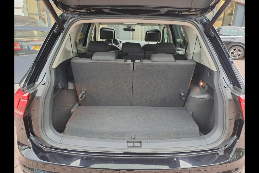 Volkswagen Tiguan Allspace 1.4 TSI Comfortline Business 7p. | Pano | Trekhaak | Stoelverwarming | Navi | ACC | App-connect | Elek. achterklep | All-seasons |