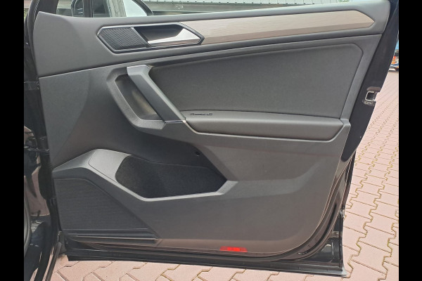 Volkswagen Tiguan Allspace 1.4 TSI Comfortline Business 7p. | Pano | Trekhaak | Stoelverwarming | Navi | ACC | App-connect | Elek. achterklep | All-seasons |