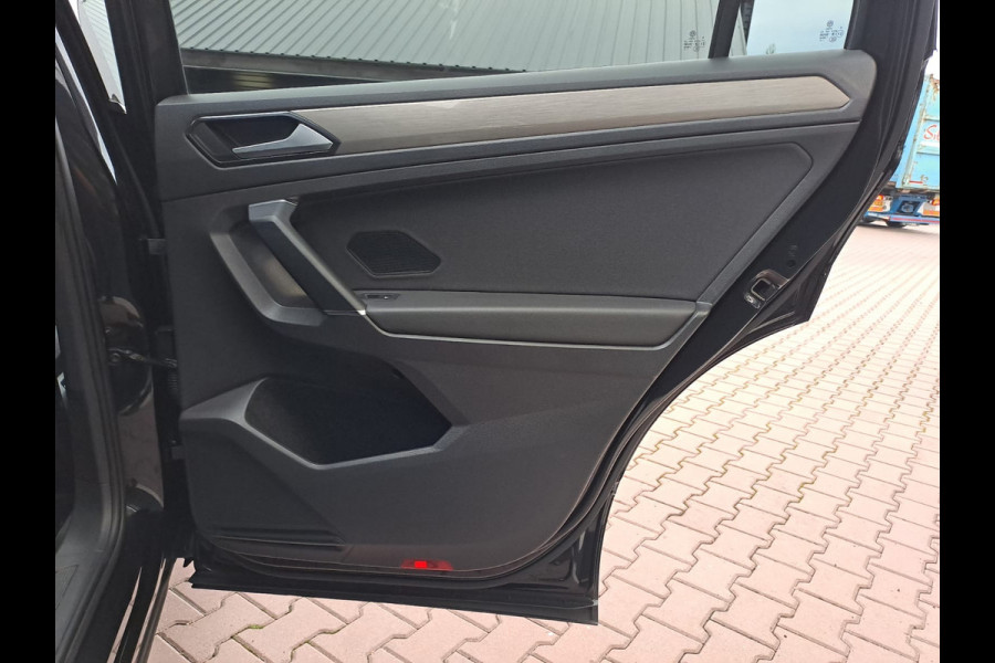 Volkswagen Tiguan Allspace 1.4 TSI Comfortline Business 7p. | Pano | Trekhaak | Stoelverwarming | Navi | ACC | App-connect | Elek. achterklep | All-seasons |