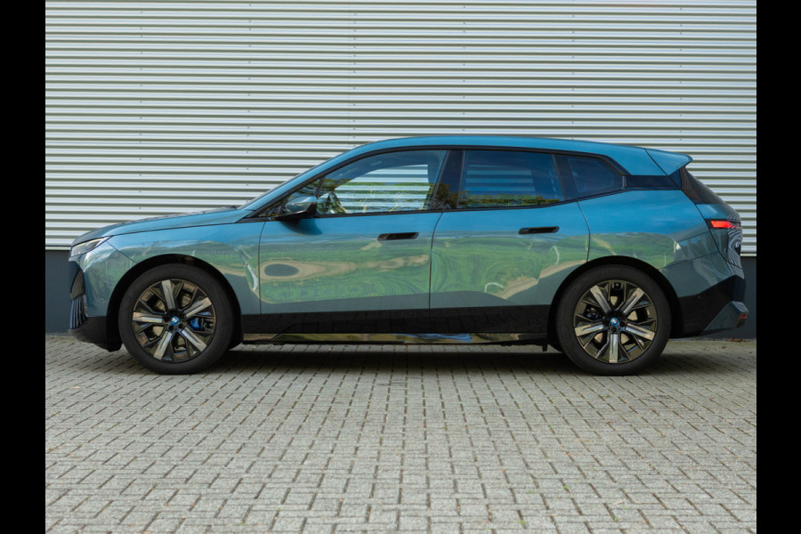 BMW iX xDrive40 - Sportpakket - Pano - Harman Kardon - Stoelventilatie - Driving Ass Prof