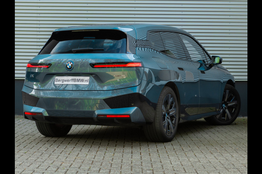 BMW iX xDrive40 - Sportpakket - Pano - Harman Kardon - Stoelventilatie - Driving Ass Prof