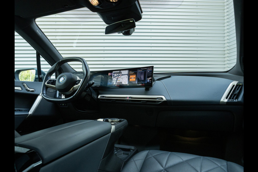BMW iX xDrive40 - Sportpakket - Pano - Harman Kardon - Stoelventilatie - Driving Ass Prof