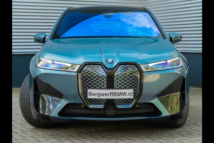 BMW iX xDrive40 - Sportpakket - Pano - Harman Kardon - Stoelventilatie - Driving Ass Prof