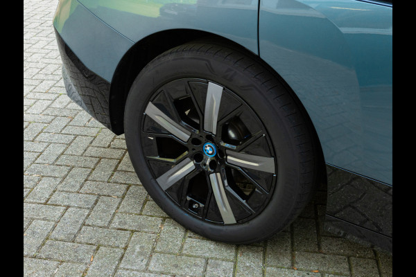 BMW iX xDrive40 - Sportpakket - Pano - Harman Kardon - Stoelventilatie - Driving Ass Prof