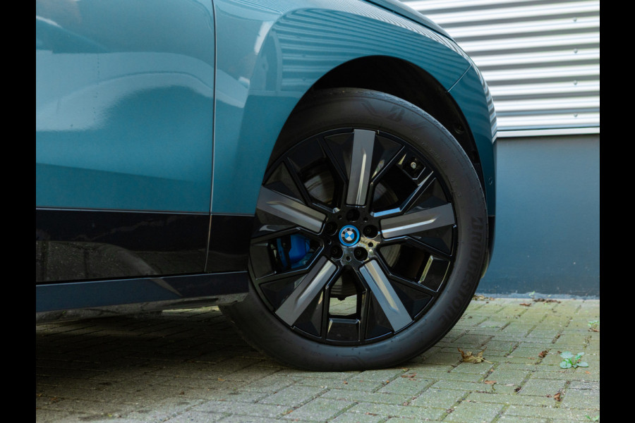 BMW iX xDrive40 - Sportpakket - Pano - Harman Kardon - Stoelventilatie - Driving Ass Prof