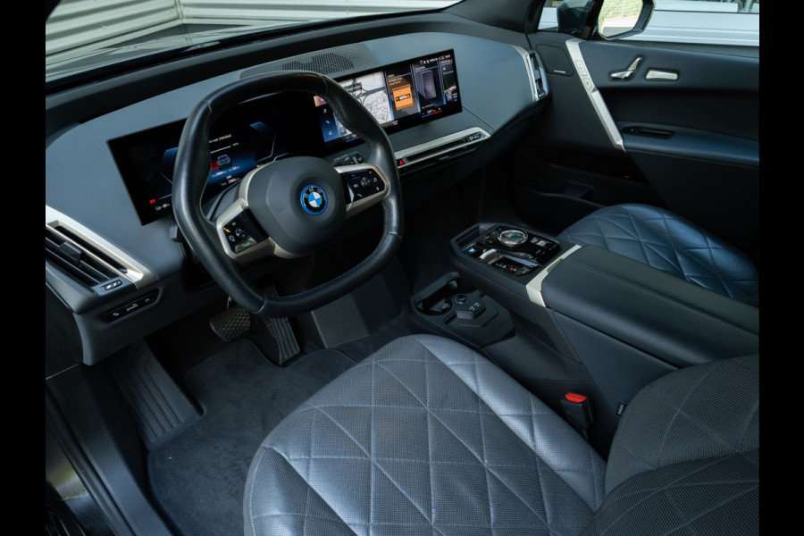 BMW iX xDrive40 - Sportpakket - Pano - Harman Kardon - Stoelventilatie - Driving Ass Prof