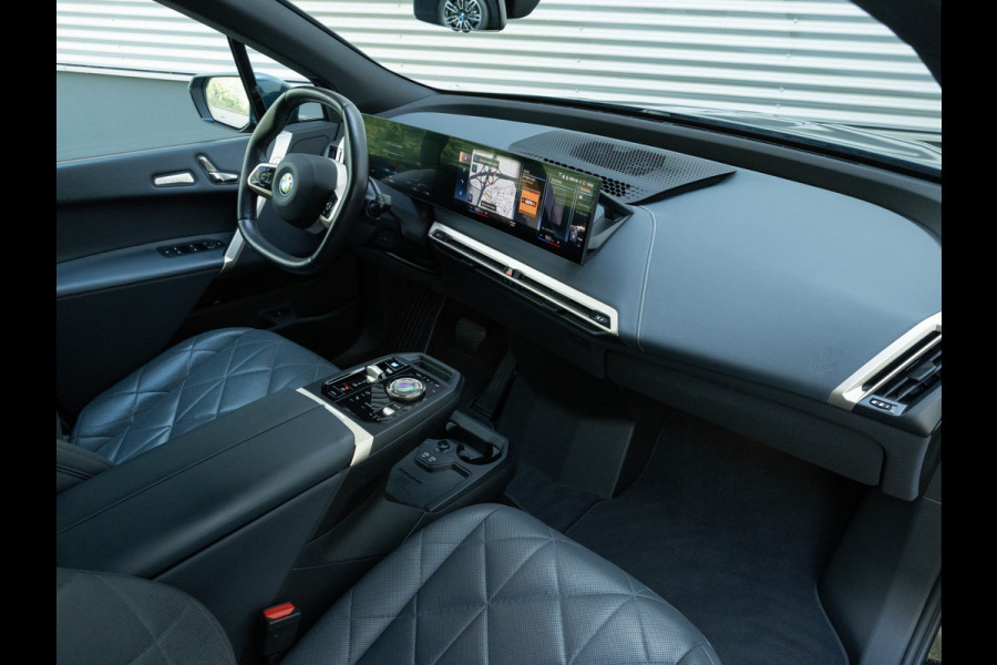 BMW iX xDrive40 - Sportpakket - Pano - Harman Kardon - Stoelventilatie - Driving Ass Prof