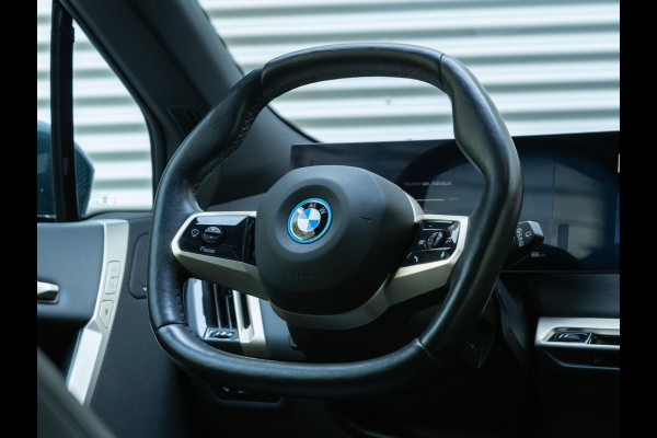 BMW iX xDrive40 - Sportpakket - Pano - Harman Kardon - Stoelventilatie - Driving Ass Prof