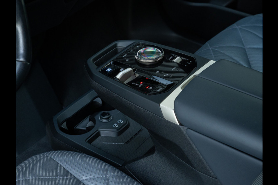 BMW iX xDrive40 - Sportpakket - Pano - Harman Kardon - Stoelventilatie - Driving Ass Prof