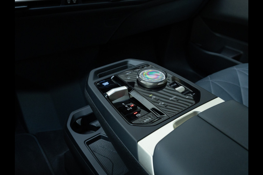 BMW iX xDrive40 - Sportpakket - Pano - Harman Kardon - Stoelventilatie - Driving Ass Prof