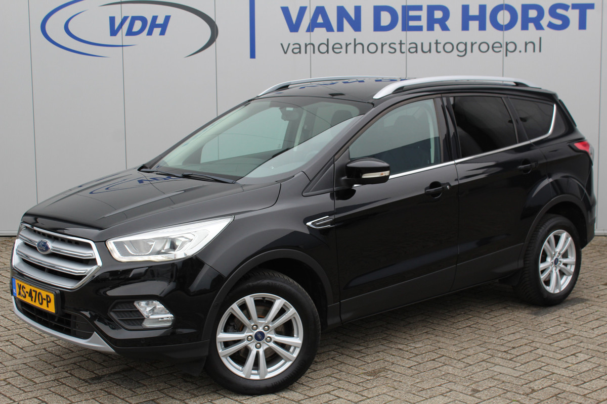 Ford Kuga 1.5-150pk EcoBoost Titanium. Trekgewicht 2.000kg ! Autm. airco dual, stoel-, stuur- en voorraamverwarming, cruise control, telefoonvoorb., navigatie, Sony soundsyst., LM wielen, trekhaak, privacy glass, All Season banden etc.