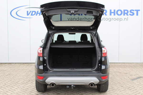 Ford Kuga 1.5-150pk EcoBoost Titanium. Trekgewicht 2.000kg ! Autm. airco dual, stoel-, stuur- en voorraamverwarming, cruise control, telefoonvoorb., navigatie, Sony soundsyst., LM wielen, trekhaak, privacy glass, All Season banden etc.