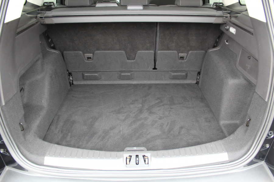 Ford Kuga 1.5-150pk EcoBoost Titanium. Trekgewicht 2.000kg ! Autm. airco dual, stoel-, stuur- en voorraamverwarming, cruise control, telefoonvoorb., navigatie, Sony soundsyst., LM wielen, trekhaak, privacy glass, All Season banden etc.