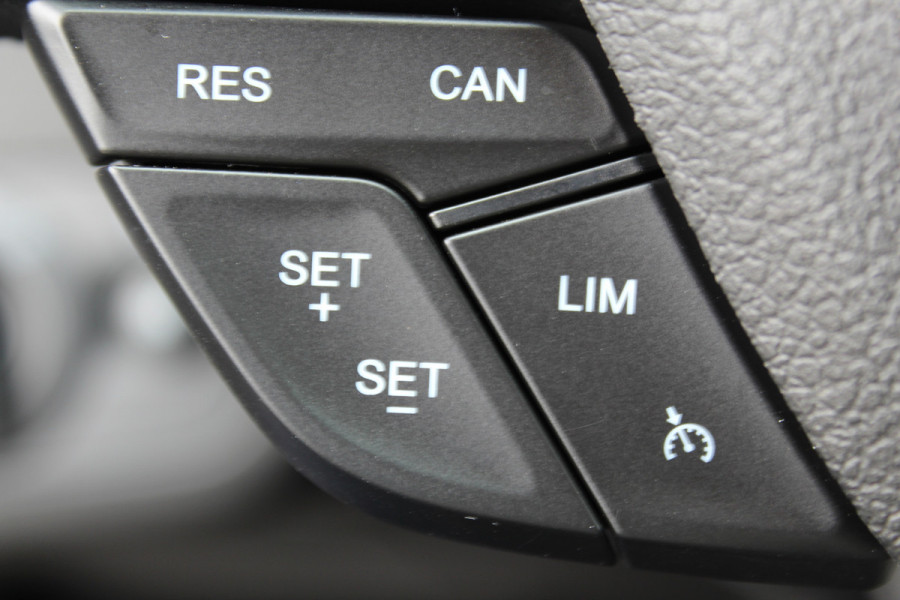 Ford Kuga 1.5-150pk EcoBoost Titanium. Trekgewicht 2.000kg ! Autm. airco dual, stoel-, stuur- en voorraamverwarming, cruise control, telefoonvoorb., navigatie, Sony soundsyst., LM wielen, trekhaak, privacy glass, All Season banden etc.