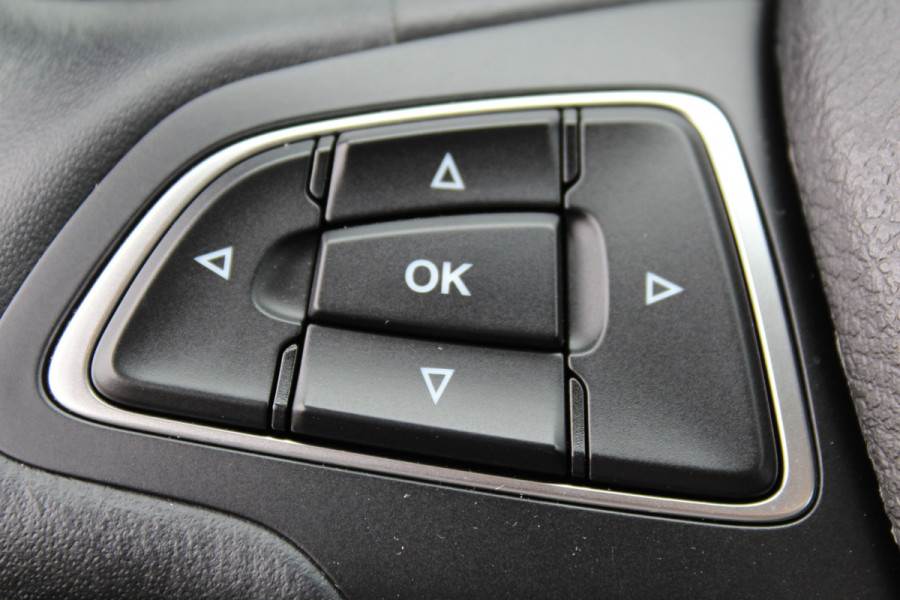 Ford Kuga 1.5-150pk EcoBoost Titanium. Trekgewicht 2.000kg ! Autm. airco dual, stoel-, stuur- en voorraamverwarming, cruise control, telefoonvoorb., navigatie, Sony soundsyst., LM wielen, trekhaak, privacy glass, All Season banden etc.