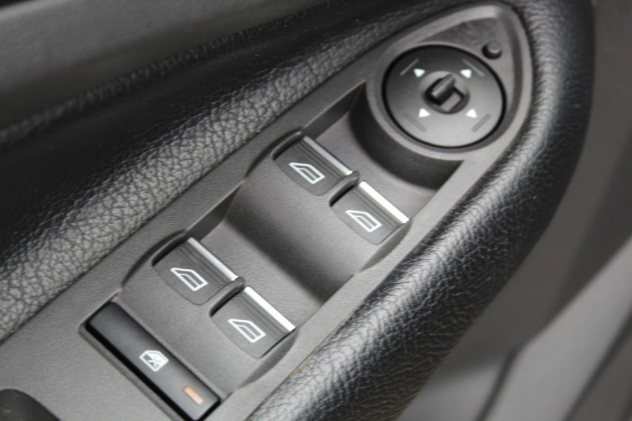 Ford Kuga 1.5-150pk EcoBoost Titanium. Trekgewicht 2.000kg ! Autm. airco dual, stoel-, stuur- en voorraamverwarming, cruise control, telefoonvoorb., navigatie, Sony soundsyst., LM wielen, trekhaak, privacy glass, All Season banden etc.