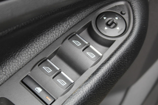 Ford Kuga 1.5-150pk EcoBoost Titanium. Trekgewicht 2.000kg ! Autm. airco dual, stoel-, stuur- en voorraamverwarming, cruise control, telefoonvoorb., navigatie, Sony soundsyst., LM wielen, trekhaak, privacy glass, All Season banden etc.