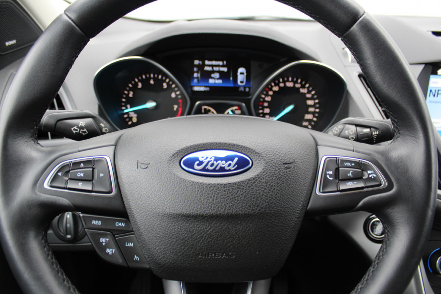 Ford Kuga 1.5-150pk EcoBoost Titanium. Trekgewicht 2.000kg ! Autm. airco dual, stoel-, stuur- en voorraamverwarming, cruise control, telefoonvoorb., navigatie, Sony soundsyst., LM wielen, trekhaak, privacy glass, All Season banden etc.