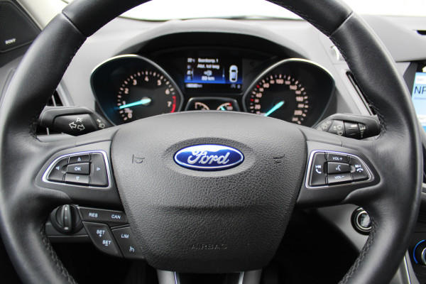 Ford Kuga 1.5-150pk EcoBoost Titanium. Trekgewicht 2.000kg ! Autm. airco dual, stoel-, stuur- en voorraamverwarming, cruise control, telefoonvoorb., navigatie, Sony soundsyst., LM wielen, trekhaak, privacy glass, All Season banden etc.