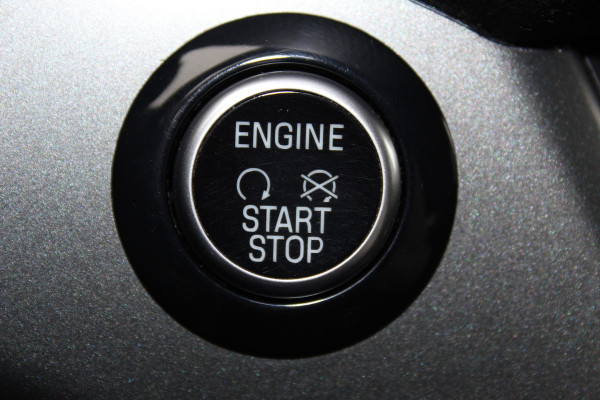 Ford Kuga 1.5-150pk EcoBoost Titanium. Trekgewicht 2.000kg ! Autm. airco dual, stoel-, stuur- en voorraamverwarming, cruise control, telefoonvoorb., navigatie, Sony soundsyst., LM wielen, trekhaak, privacy glass, All Season banden etc.