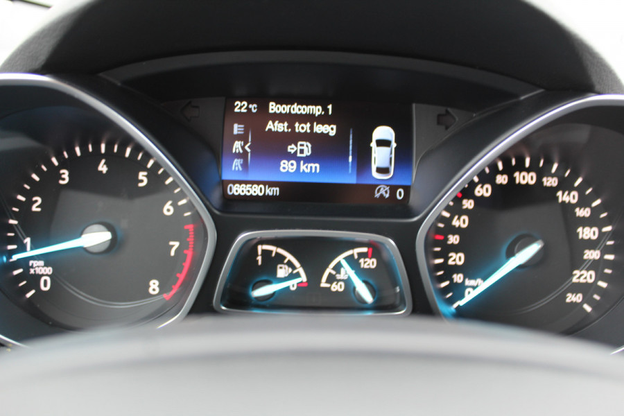 Ford Kuga 1.5-150pk EcoBoost Titanium. Trekgewicht 2.000kg ! Autm. airco dual, stoel-, stuur- en voorraamverwarming, cruise control, telefoonvoorb., navigatie, Sony soundsyst., LM wielen, trekhaak, privacy glass, All Season banden etc.