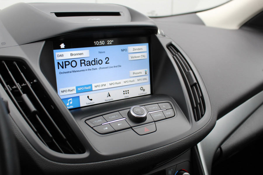Ford Kuga 1.5-150pk EcoBoost Titanium. Trekgewicht 2.000kg ! Autm. airco dual, stoel-, stuur- en voorraamverwarming, cruise control, telefoonvoorb., navigatie, Sony soundsyst., LM wielen, trekhaak, privacy glass, All Season banden etc.
