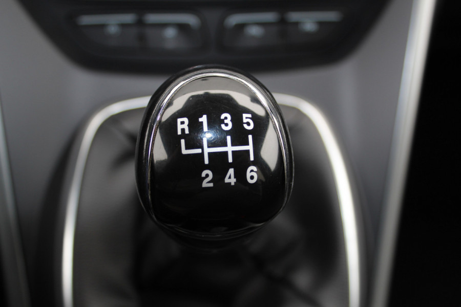 Ford Kuga 1.5-150pk EcoBoost Titanium. Trekgewicht 2.000kg ! Autm. airco dual, stoel-, stuur- en voorraamverwarming, cruise control, telefoonvoorb., navigatie, Sony soundsyst., LM wielen, trekhaak, privacy glass, All Season banden etc.