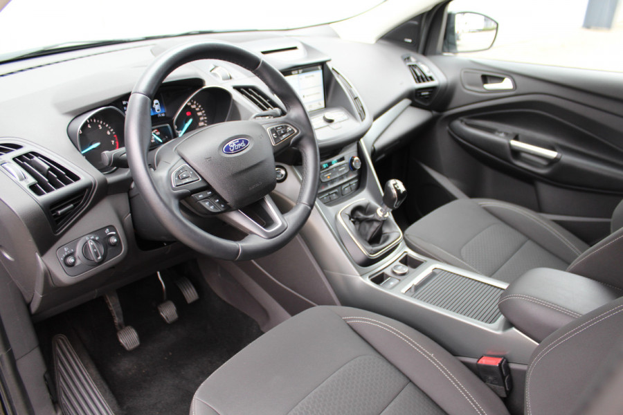 Ford Kuga 1.5-150pk EcoBoost Titanium. Trekgewicht 2.000kg ! Autm. airco dual, stoel-, stuur- en voorraamverwarming, cruise control, telefoonvoorb., navigatie, Sony soundsyst., LM wielen, trekhaak, privacy glass, All Season banden etc.