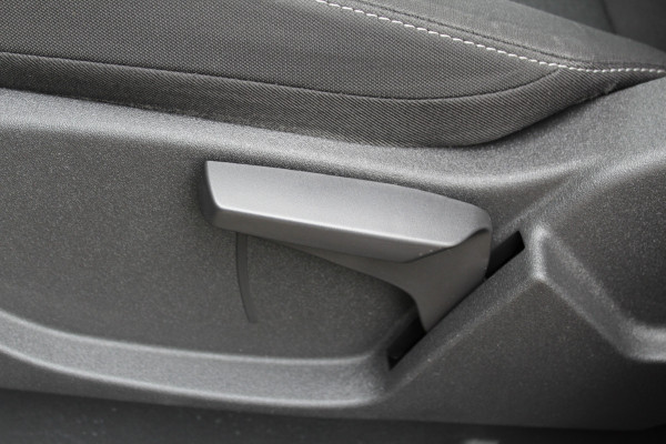 Ford Kuga 1.5-150pk EcoBoost Titanium. Trekgewicht 2.000kg ! Autm. airco dual, stoel-, stuur- en voorraamverwarming, cruise control, telefoonvoorb., navigatie, Sony soundsyst., LM wielen, trekhaak, privacy glass, All Season banden etc.