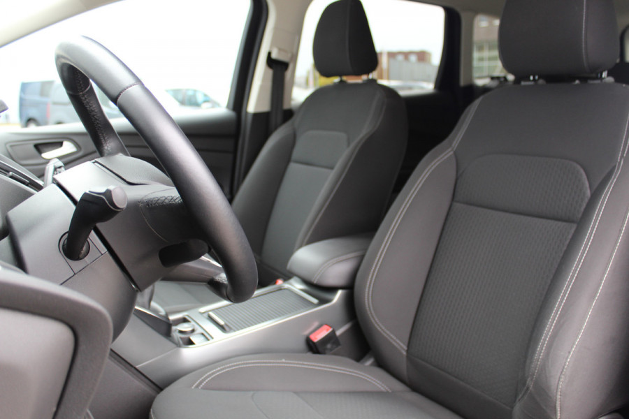 Ford Kuga 1.5-150pk EcoBoost Titanium. Trekgewicht 2.000kg ! Autm. airco dual, stoel-, stuur- en voorraamverwarming, cruise control, telefoonvoorb., navigatie, Sony soundsyst., LM wielen, trekhaak, privacy glass, All Season banden etc.