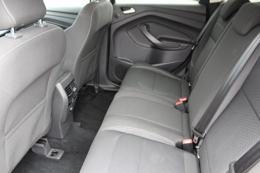 Ford Kuga 1.5-150pk EcoBoost Titanium. Trekgewicht 2.000kg ! Autm. airco dual, stoel-, stuur- en voorraamverwarming, cruise control, telefoonvoorb., navigatie, Sony soundsyst., LM wielen, trekhaak, privacy glass, All Season banden etc.