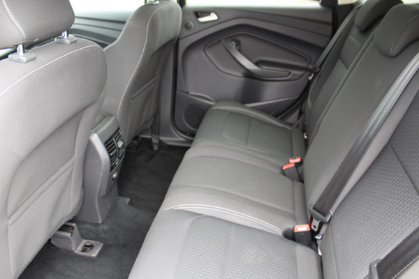 Ford Kuga 1.5-150pk EcoBoost Titanium. Trekgewicht 2.000kg ! Autm. airco dual, stoel-, stuur- en voorraamverwarming, cruise control, telefoonvoorb., navigatie, Sony soundsyst., LM wielen, trekhaak, privacy glass, All Season banden etc.