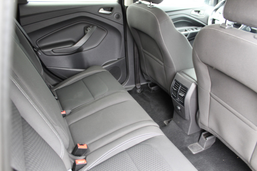 Ford Kuga 1.5-150pk EcoBoost Titanium. Trekgewicht 2.000kg ! Autm. airco dual, stoel-, stuur- en voorraamverwarming, cruise control, telefoonvoorb., navigatie, Sony soundsyst., LM wielen, trekhaak, privacy glass, All Season banden etc.