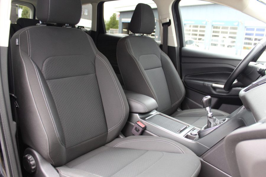 Ford Kuga 1.5-150pk EcoBoost Titanium. Trekgewicht 2.000kg ! Autm. airco dual, stoel-, stuur- en voorraamverwarming, cruise control, telefoonvoorb., navigatie, Sony soundsyst., LM wielen, trekhaak, privacy glass, All Season banden etc.