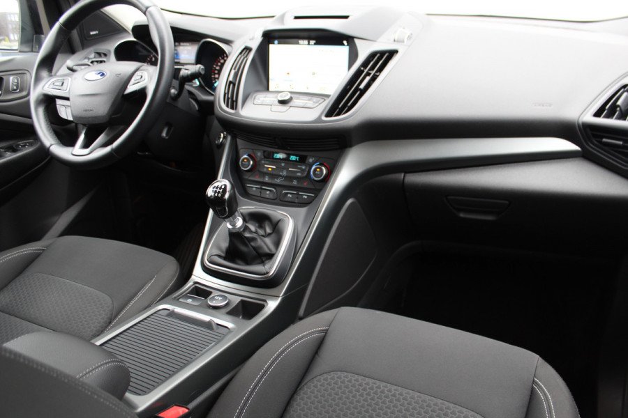 Ford Kuga 1.5-150pk EcoBoost Titanium. Trekgewicht 2.000kg ! Autm. airco dual, stoel-, stuur- en voorraamverwarming, cruise control, telefoonvoorb., navigatie, Sony soundsyst., LM wielen, trekhaak, privacy glass, All Season banden etc.