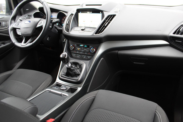 Ford Kuga 1.5-150pk EcoBoost Titanium. Trekgewicht 2.000kg ! Autm. airco dual, stoel-, stuur- en voorraamverwarming, cruise control, telefoonvoorb., navigatie, Sony soundsyst., LM wielen, trekhaak, privacy glass, All Season banden etc.