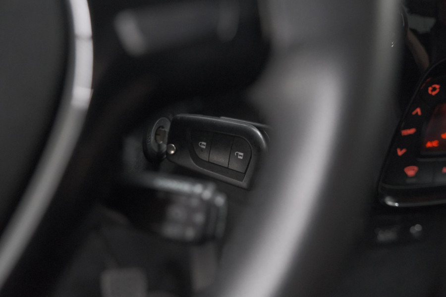 Peugeot 108 1.0 e-VTi Allure TOP! | Elektrisch Vouwdak | Trekhaak | Camera | Apple Carplay